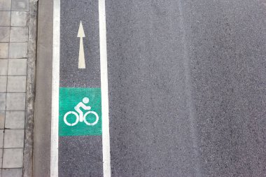 Şehir caddesinde bisiklet sembolü