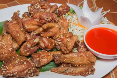 Soslu kızarmış tavuk.