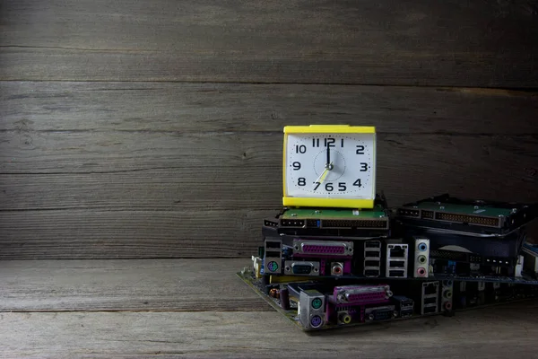 Despertador Com Placas Circuito Fundo Madeira Ainda Vida — Fotografia de Stock