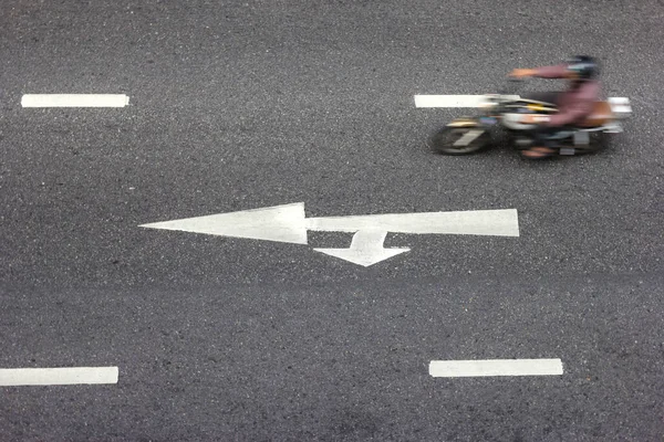 Hoher Winkel Der Straße Mit Weißem Pfeil Bewegungsunschärfe Des Motorrads — Stockfoto