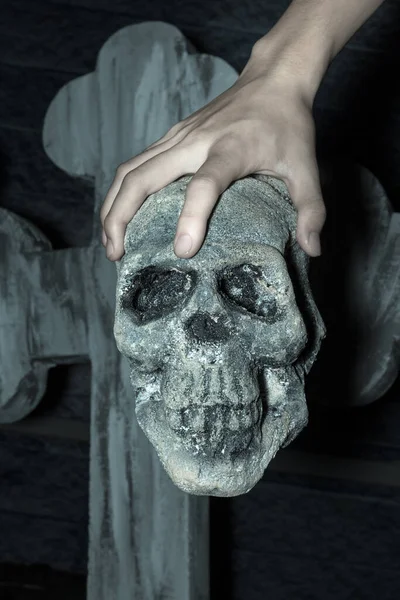 Hand Holding Skull Graveyard Filter Effect — Stock Photo, Image
