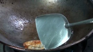 Tavada kızarmış hamur köftesi