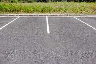 Asfalt arkaplanda çizgiler parkediyor
