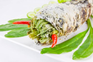 Tuz kaplı ızgara çizgili yılan başlı balık.