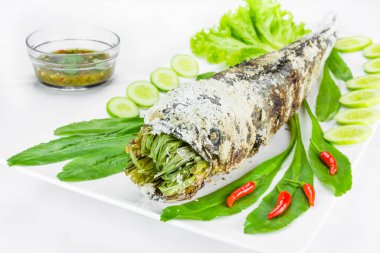 Tuz kaplı ızgara çizgili yılan başlı balık.