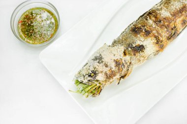 Tuz kaplı ızgara çizgili yılan başlı balık.