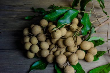 Ahşap arka planda Dimocarpus veya Longan