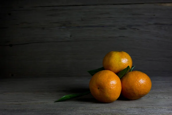 Grupo Naranjas Sobre Fondo Madera —  Fotos de Stock