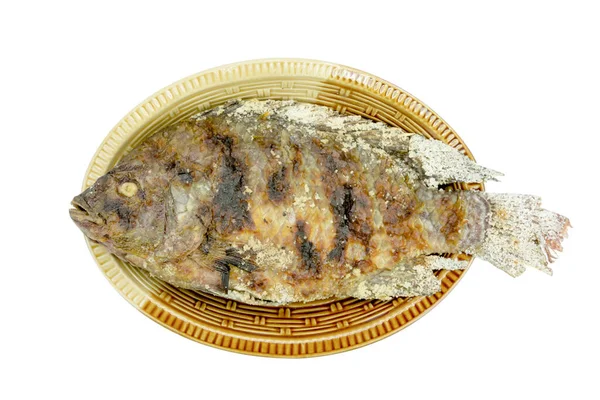 塩を背景に焼いた魚 タイ料理 — ストック写真
