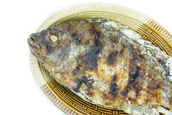 塩を背景に焼いた魚 タイ料理 — ストック写真