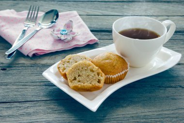 Kahve fincanlı muzlu kek, filtre efekti..