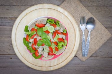 Ahşap arka planda Tayland mutfağı baharatlı domuz salatası veya Yum Moo Yor