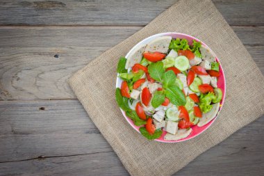 Ahşap arka planda Tayland mutfağı baharatlı domuz salatası veya Yum Moo Yor