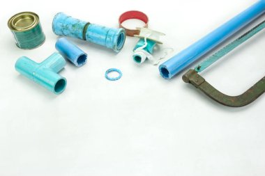 Arka planda boru ve ekipman tesisatı