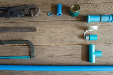 Ahşap zemin üzerinde boru ve ekipman tesisat aracı