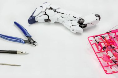 Arka planda plastik model kitinin bir parçası, oyuncağın enjeksiyon kalıbı