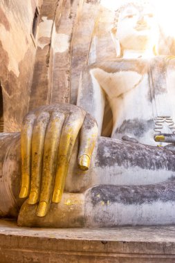 Sabah güneşi, Sukhothai, Tayland 'da bir tapınakta Buda' nın eli