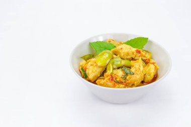 Arka planda baharatlı otlarla balık köftesi karıştır.