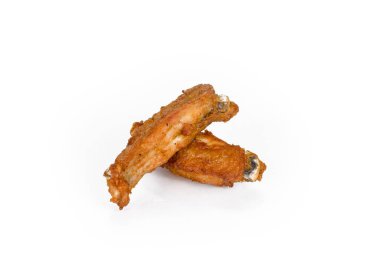Kızarmış tavuk kanatları beyazda izole edilmiş.