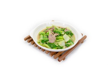 Beyaz arka planda kızarmış domuz ve hardal yeşili.