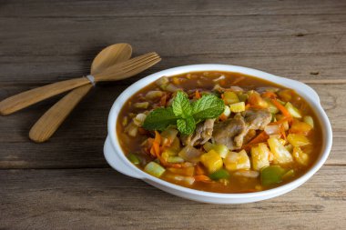 Ahşap arka planda domuz eti ile kızartılmış tatlı ve ekşi sos.