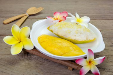 Ahşap zemin üzerinde yapışkan pirinç ile olgun Mango