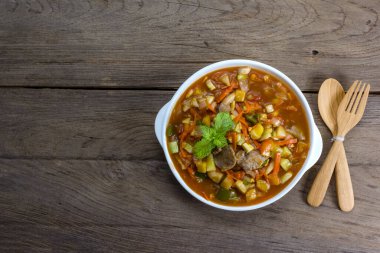 Ahşap arka planda domuz eti ile kızartılmış tatlı ve ekşi sos.