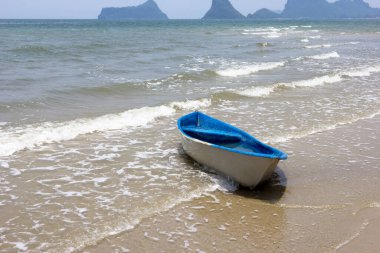 Sahilde mavi bir tekne