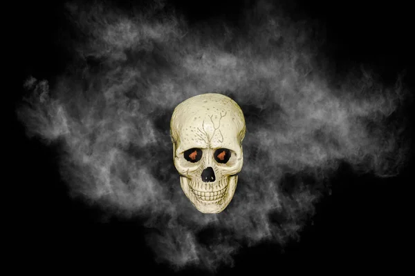 黒い背景に白い煙のある頭蓋骨 — ストック写真