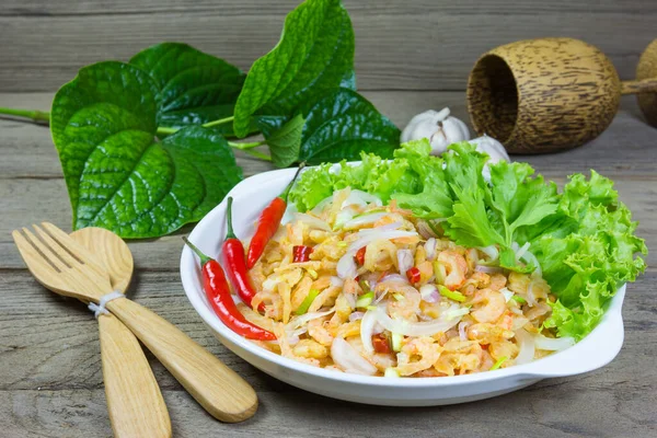 Salat Mit Getrockneten Garnelen Auf Dem Tisch — Stockfoto