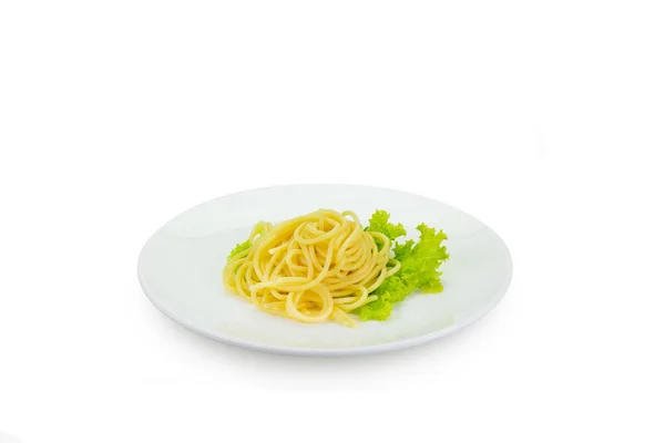 Espaguetis Con Lechuga Plato Blanco Aislado Blanco Camino Recorte — Foto de Stock
