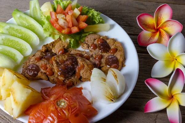 Grillat Kött Med Grönsakssallad — Stockfoto