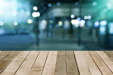 Bulanık restoran geçmişi olan ahşap masa.