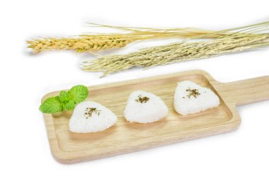 Suşi, beyaz arka planda doğranmış pirinç topu.