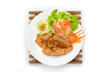 Beyaz arka planda sebze salatası ve ızgara biftek.