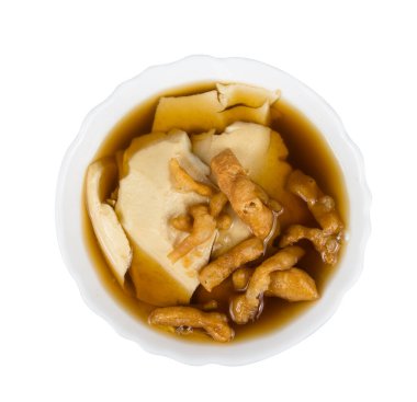 Zencefilli fasulye jöleli tatlı beyaz arka planda izole, kırpma yolu