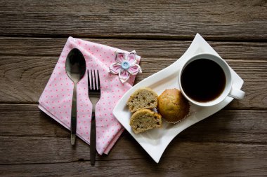 Kahve fincanlı muzlu kek.