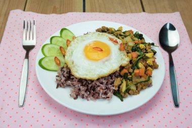 Kızarmış yumurta, kıyma, fesleğen ve Tayland yemeği.