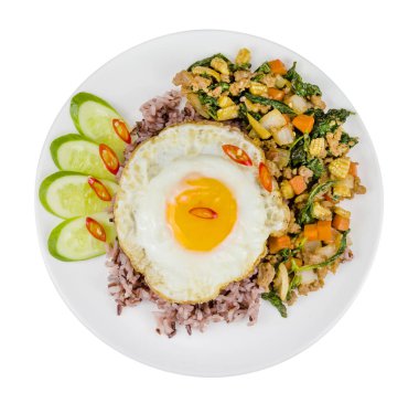 Kızarmış yumurta, kıyılmış domuz eti ve fesleğen. Beyaz arka planda izole edilmiş, kırpma yolu, Tayland yemeği.