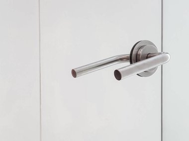 Aynadaki paslanmaz kapı tokmağı.