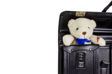 Beyaz arka planda izole edilmiş oyuncak ayılı siyah deri okul çantası, kırpma yolu.