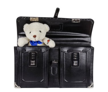 Beyaz arka planda izole edilmiş oyuncak ayılı siyah deri okul çantası, kırpma yolu.