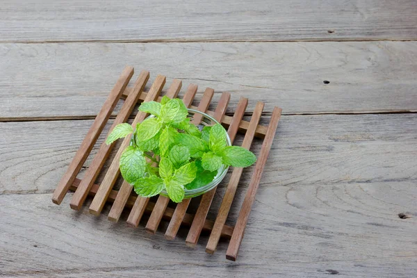 Mint Mangkuk Kaca Transparan Latar Belakang Kayu — Stok Foto