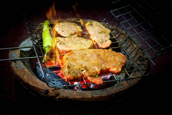 Carne Asada Con Pimiento Verde Los Carbones —  Fotos de Stock