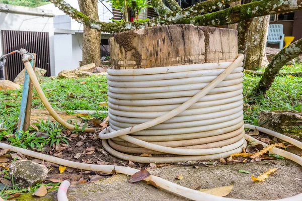 Vecchio Tubo Dell Acqua Sul Legno — Foto Stock