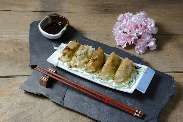 Smažené Knedlíky Nebo Gyoza Dřevěném Pozadí — Stock fotografie