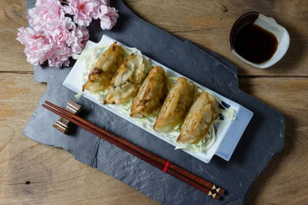 Smažené Knedlíky Nebo Gyoza Dřevěném Pozadí — Stock fotografie