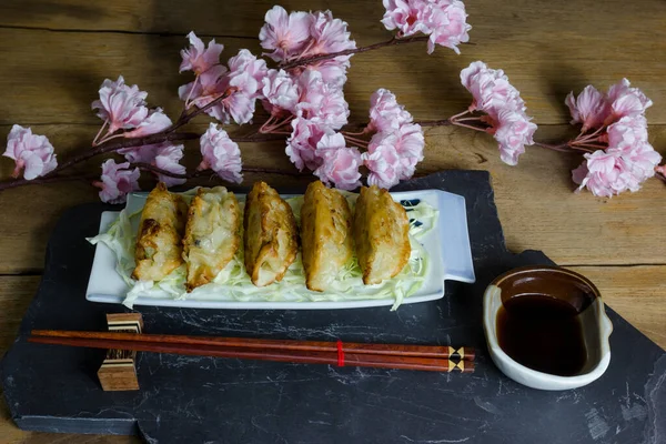 Smažené Knedlíky Nebo Gyoza Dřevěném Pozadí — Stock fotografie