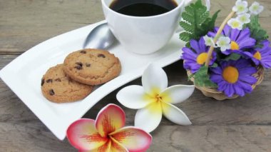 Kahve fincanda çikolata parçacıklı kurabiye.