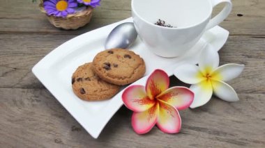 Kahve fincanda çikolata parçacıklı kurabiye.